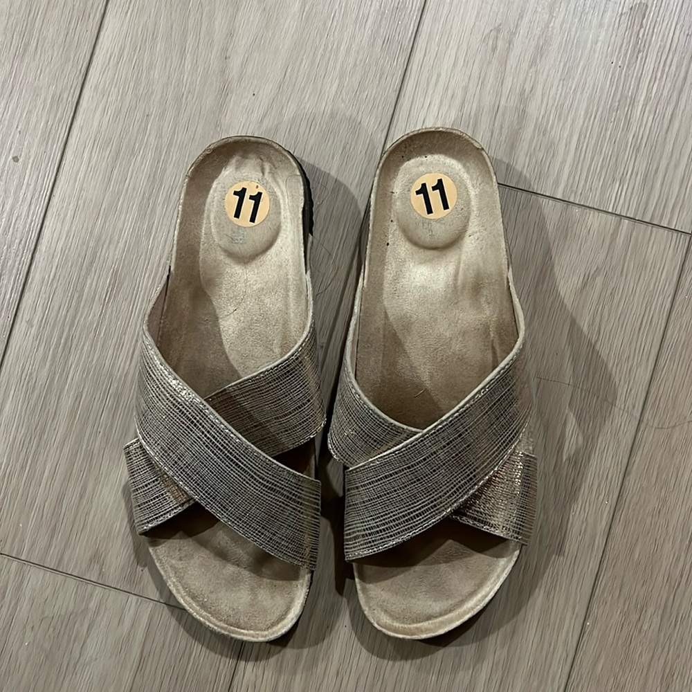 Western Cheif ladies cross sandals gold